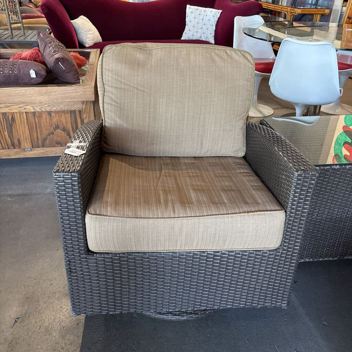 Woven Patio Swivel Rocker -is