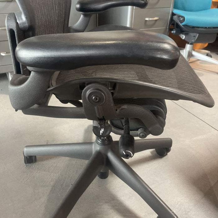 HERMAN MILLER Aeron Chair Sz B